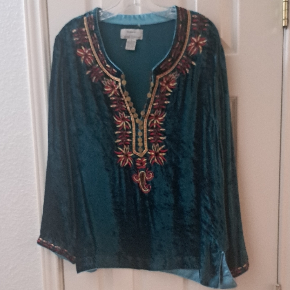 CASUAL LIVING Embroidered and Beaded Teal Top Sz Large